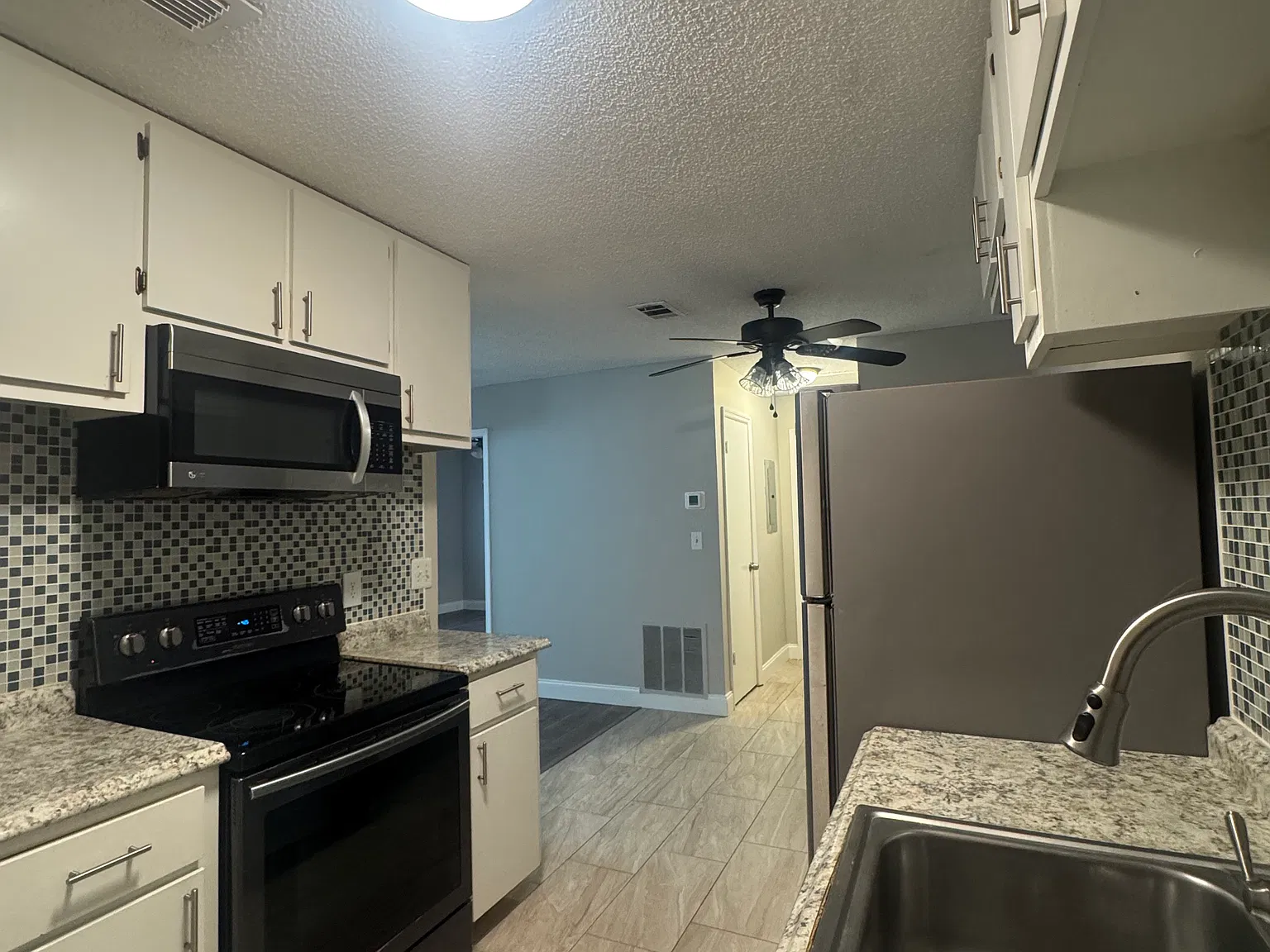 1 bed, 900 sqft, $1,295 — Photo 2