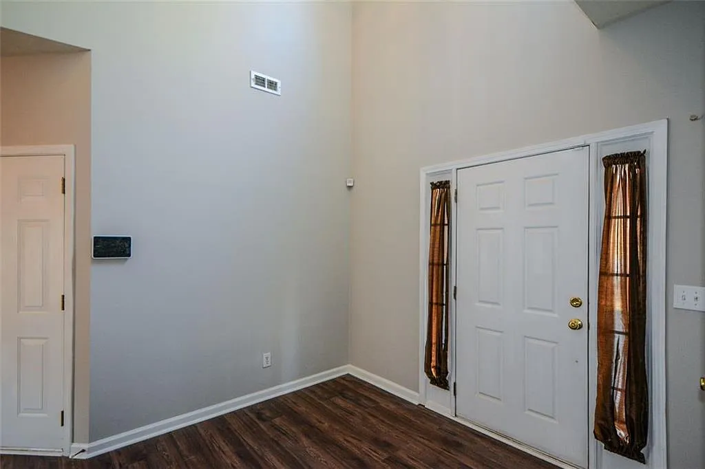 3 bed, 2.5 bath, 2112 sqft, $2,250 — Photo 4