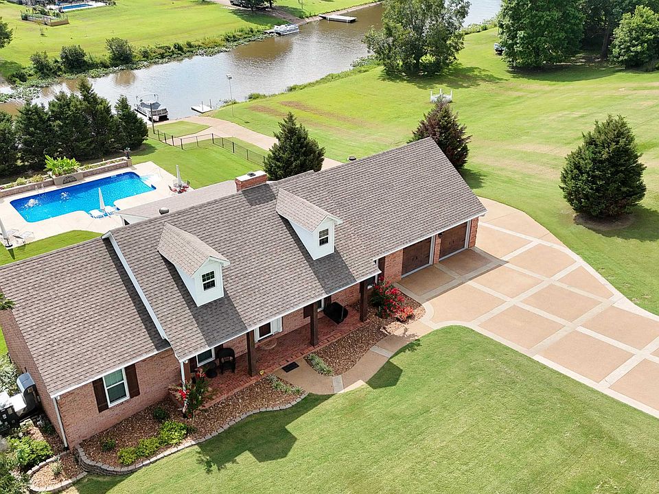 1st image of 423 Lakeshore Dr