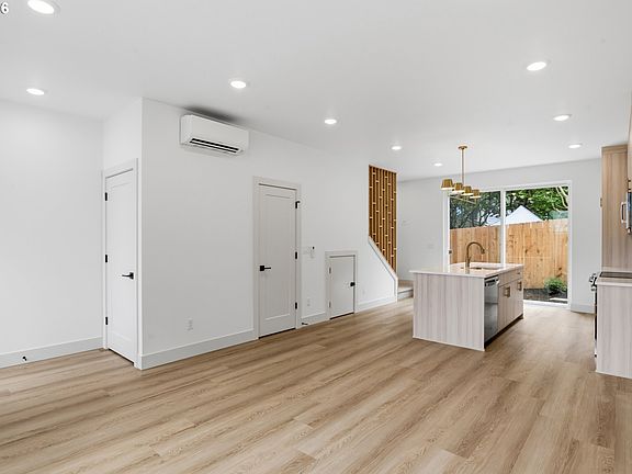 5th image of 4062 SE Long St