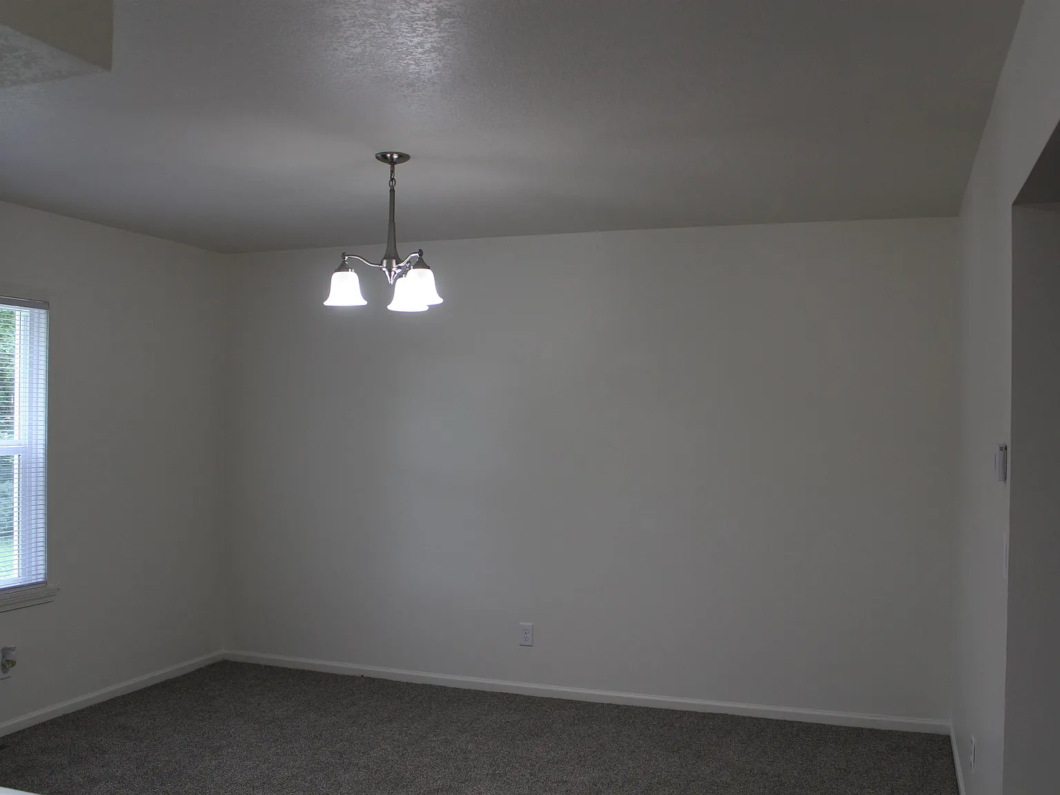 3 bed, 2.5 bath, 1350 sqft, $1,600 — Photo 4
