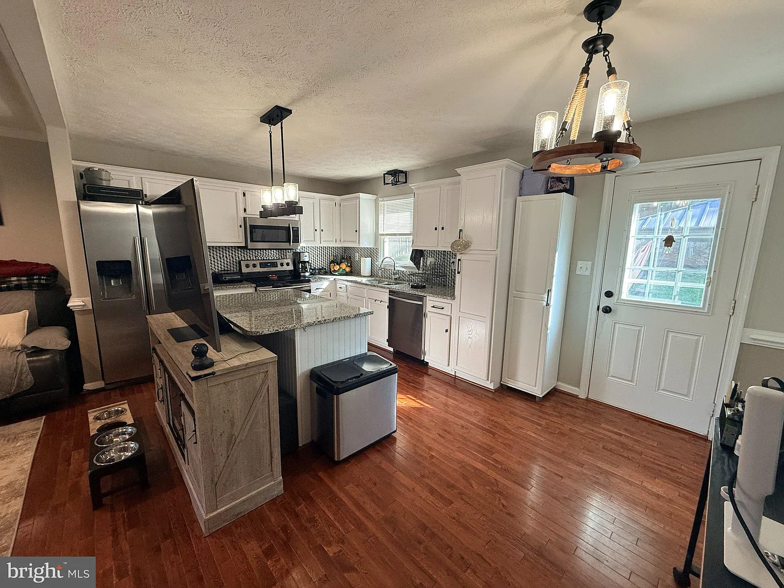 3 bed, 2.0 bath, 1208 sqft, $2,700 — Photo 4