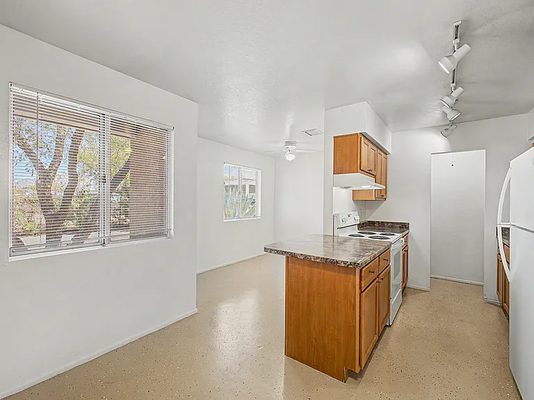 386 E Calle Arizona — Photo 6