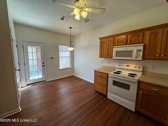 4th image of 856 Cardinal Ln