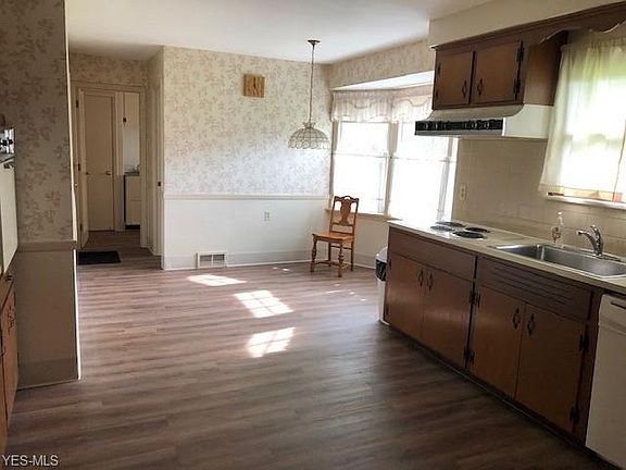 4th image of 976 Eastlawn Dr