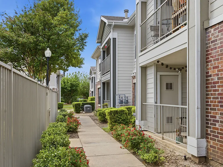 Villas on Sixth Apartment Homes — Photo 8