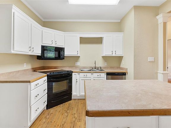 4th image of 117 Shady Woods Ln