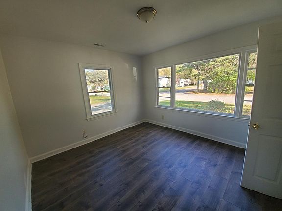 3rd image of 613 Parkview Dr