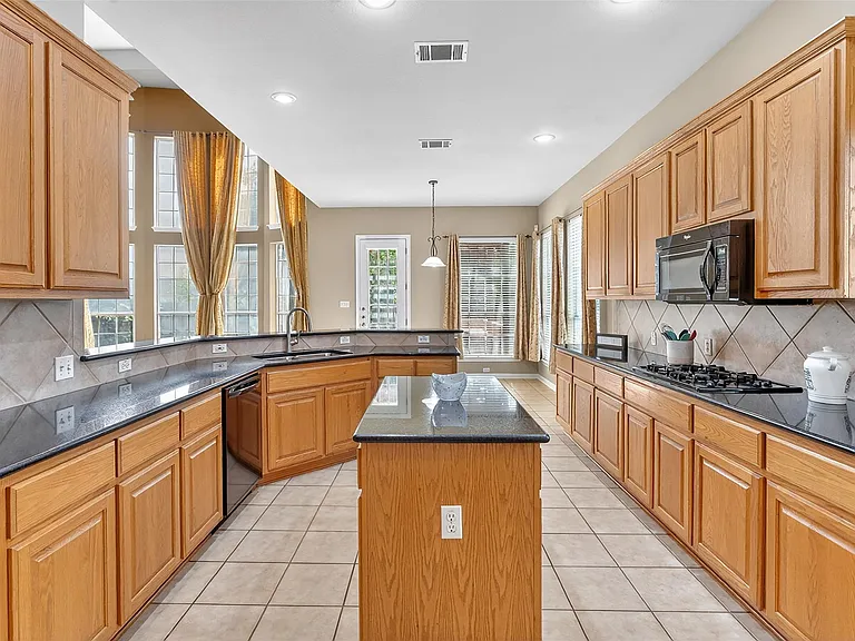 15136 Thatcher Dr — Photo 3