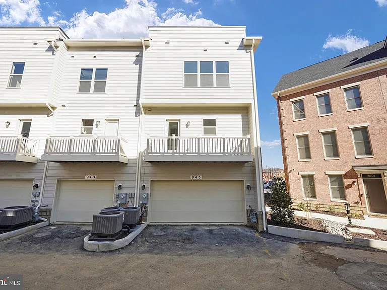945 Sycamore Dr SE — Photo 34
