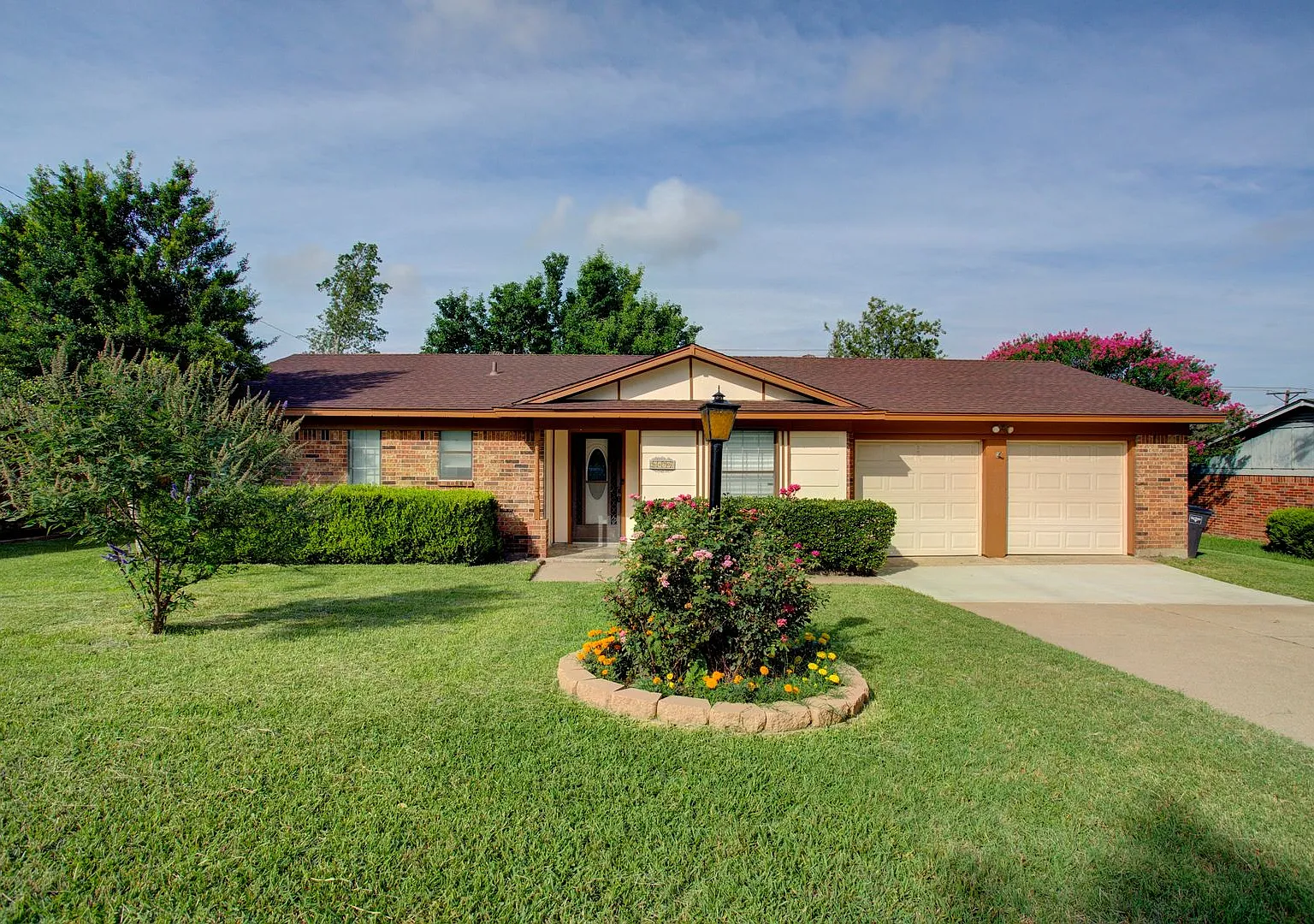Spacious 3 Bedroom, 2 Bath Home in Fort Worth's Wedgwood Addition — Photo 1