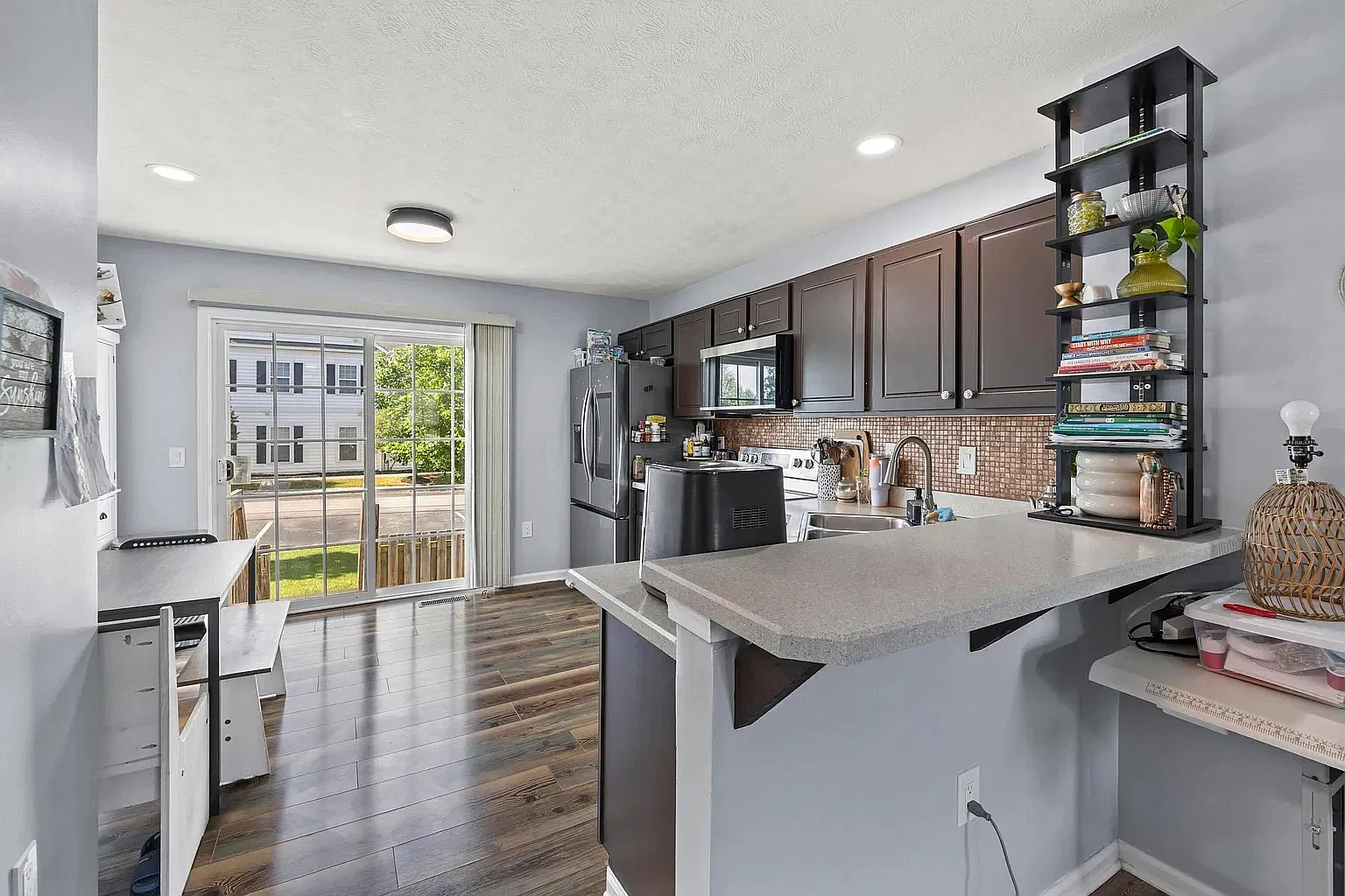 3 bed, 1071 sqft, $2,300 — Photo 3