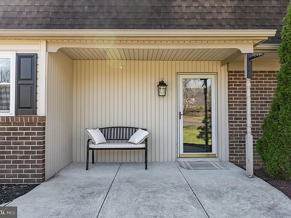 5th image of 28 W Hillcrest Ave