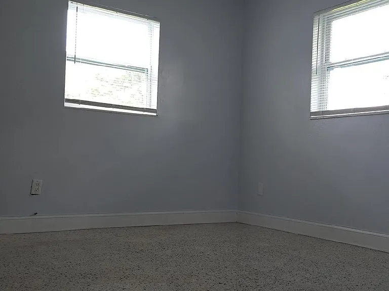 2736 Seneca Ave — Photo 14