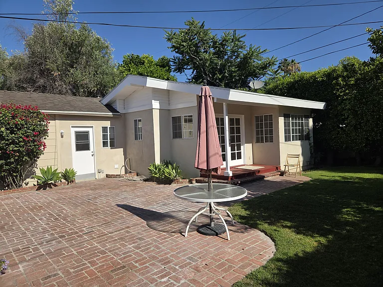 15219 Wyandotte St — Photo 3