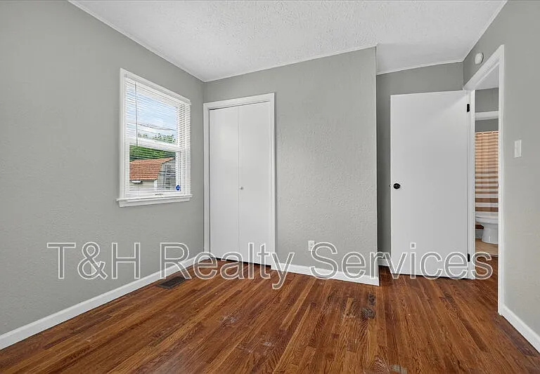 1819 Knox St — Photo 21