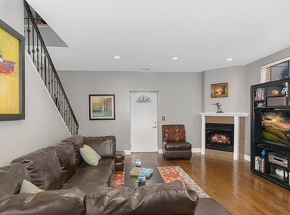 2nd image of 2454 W Wabansia Ave Unit 1E