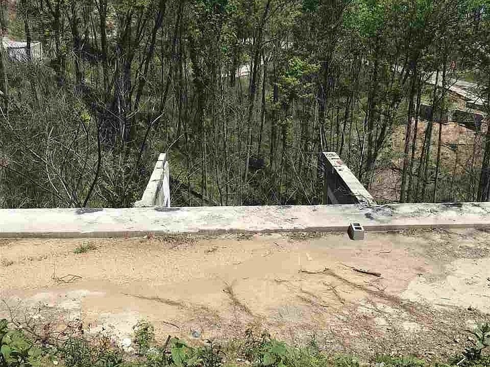 2nd image of 1009 Twin Oaks Rd