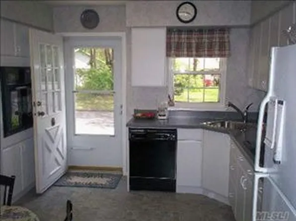 85 Enfield Ct Unit D, Ridge, NY 11961