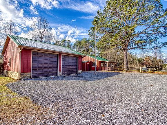 4th image of 145 Pine Hollow Way