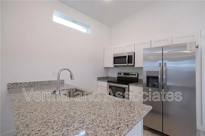 2 bed, 1.0 bath, 820 sqft, $1,295 — Photo 2