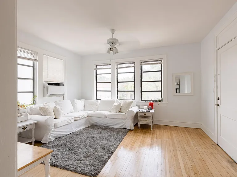 320 Mendoza Ave #6 — Photo 3