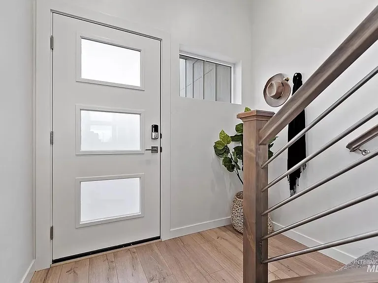 1533 N Pineview Ln — Photo 3