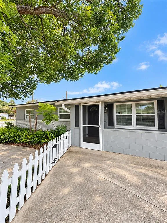 3 bed, 1.0 bath, 1230 sqft, $2,100 — Photo 2
