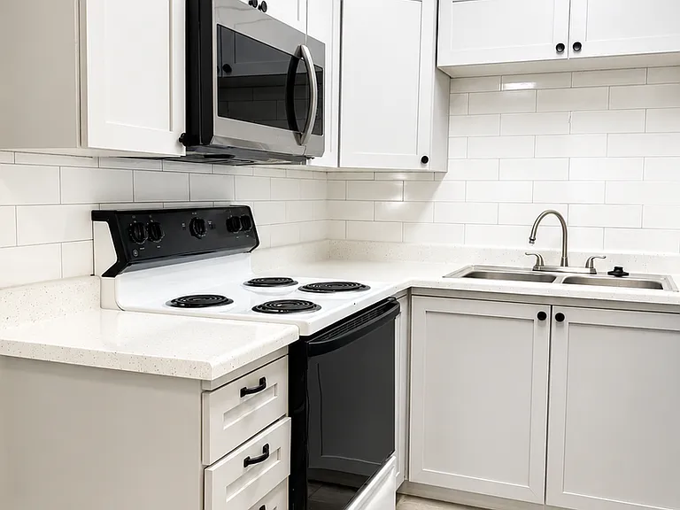 Driftwood Apartments — Photo 3