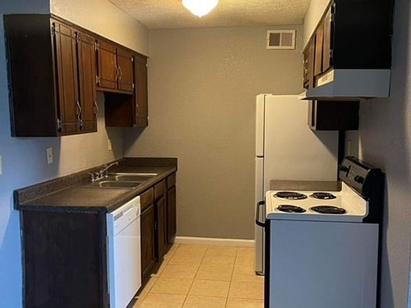 5th image of 365 Elmwood Dr APT 3