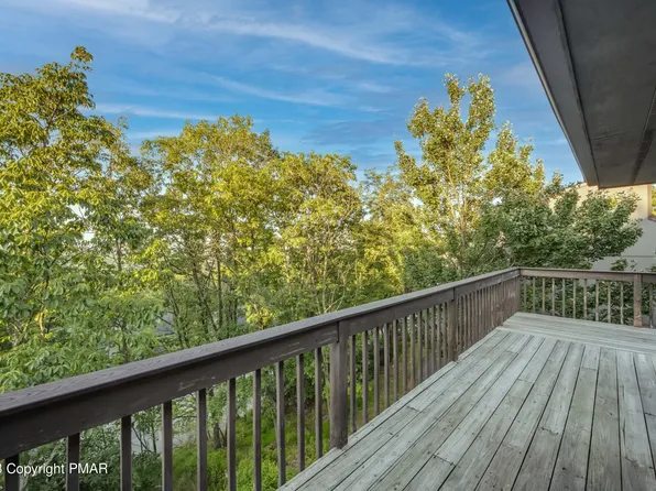 229 Cross Country Ln, Tannersville, PA 18372