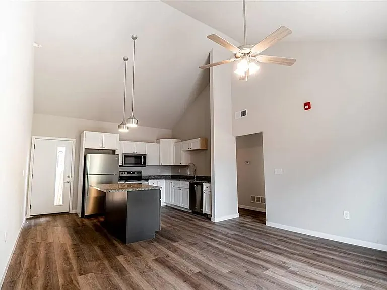 826 Bluemont Ave — Photo 2