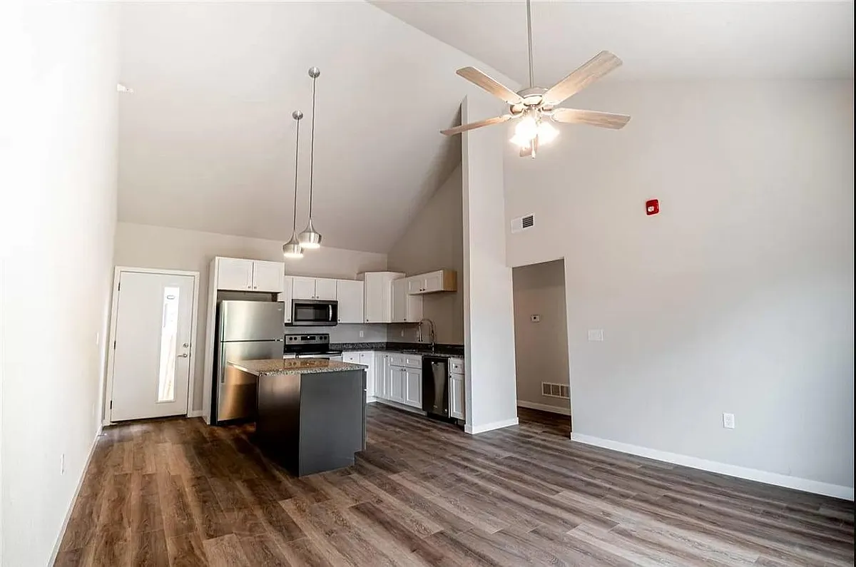 Building Photo - 826 Bluemont Ave