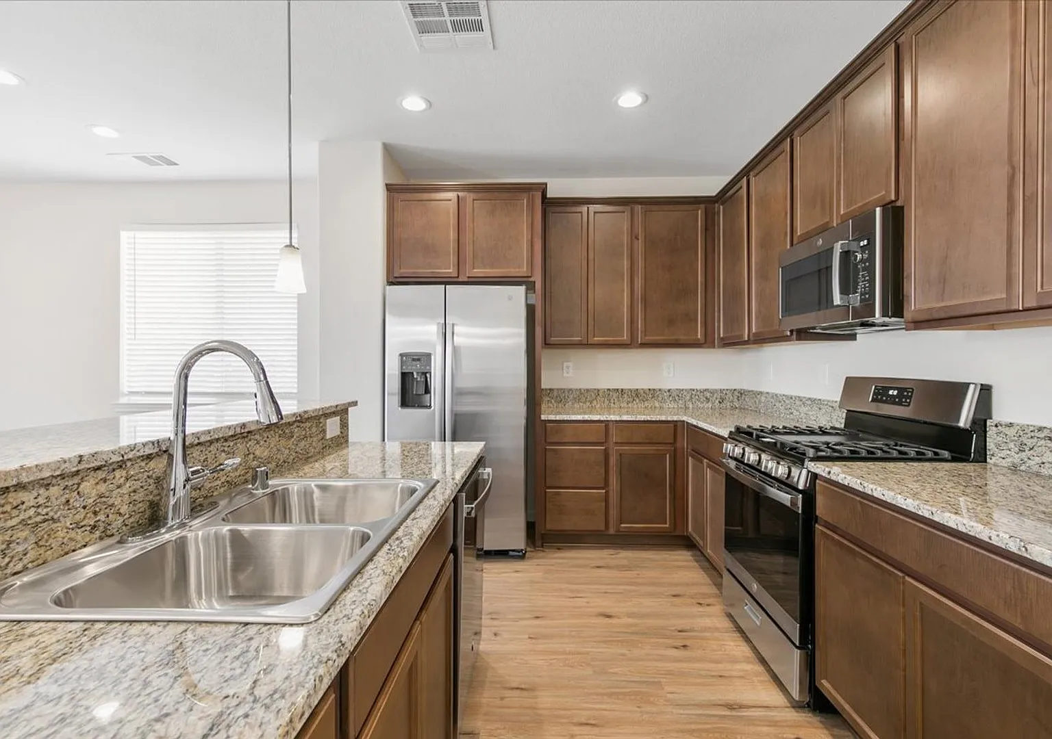 The Tahoe - Luxury 3 Bedroom, 2.5 Bath Townhome with Full 2 Car Garage — Photo 3