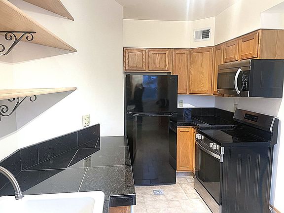4th image of 442 NE Russell St