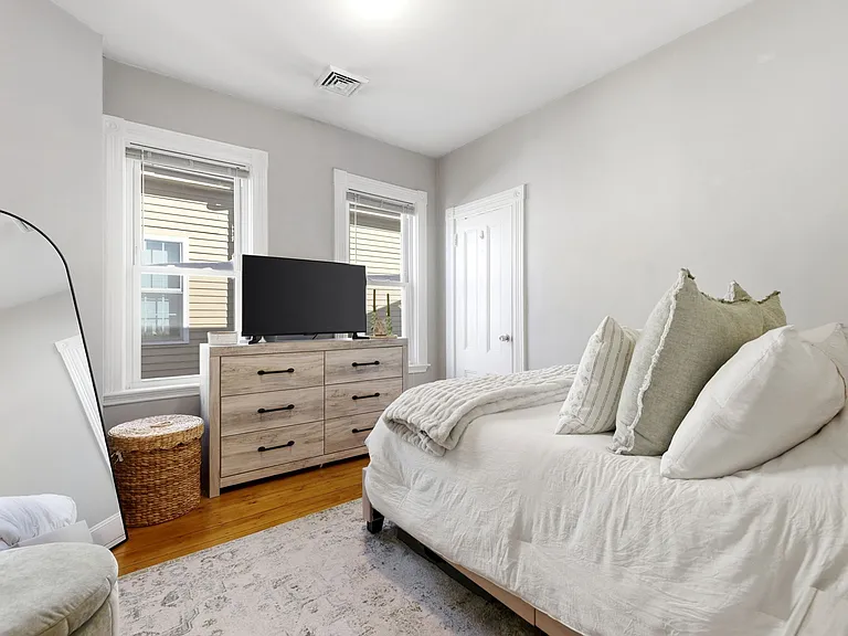 645 E 6th St #2 — Photo 9