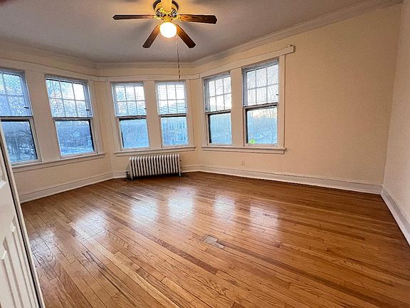 3rd image of 1930 W Montrose Ave APT 2