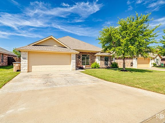 3rd image of 3926 Caroline Ln