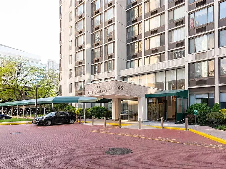 Building Entrance with 20-minutes free parking