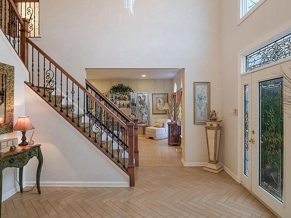 4th image of 15 Lori Ln