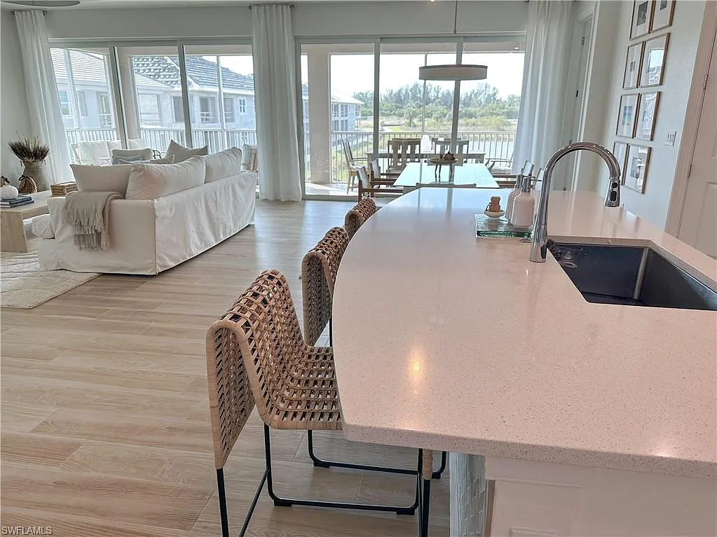 3 bed, 2.0 bath, 2444 sqft, $8,500 — Photo 3