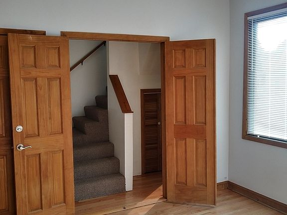 4th image of 3109 N Southport Ave #2
