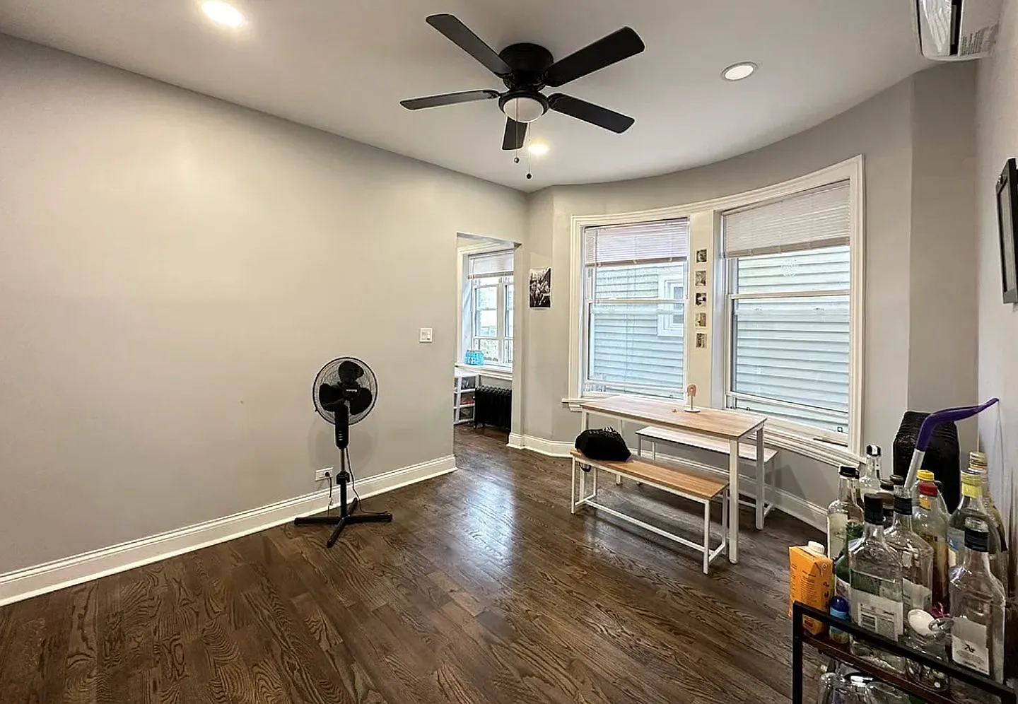 Large 4 Bed 2 Bath Duplex Down in Edgewater — Photo 3