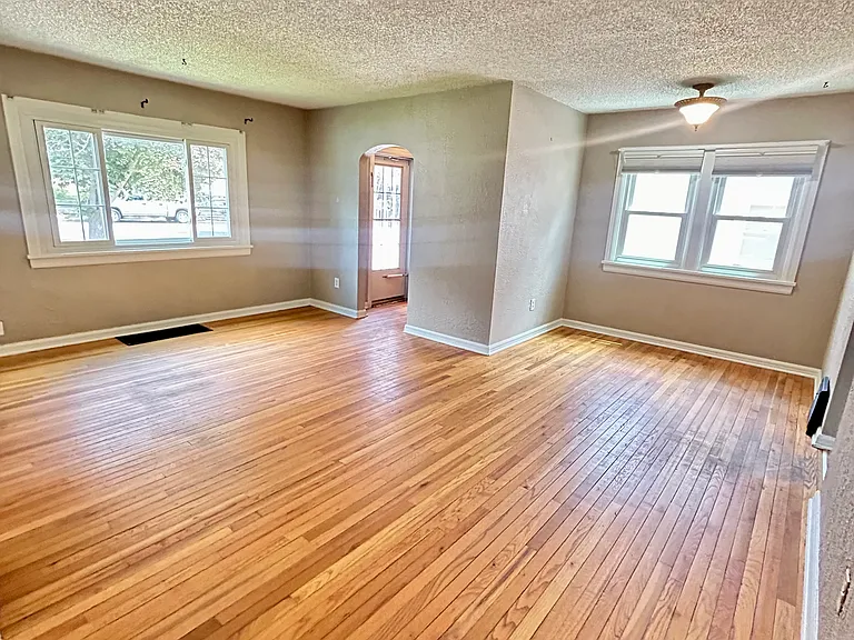 724 N Logan Ave — Photo 2