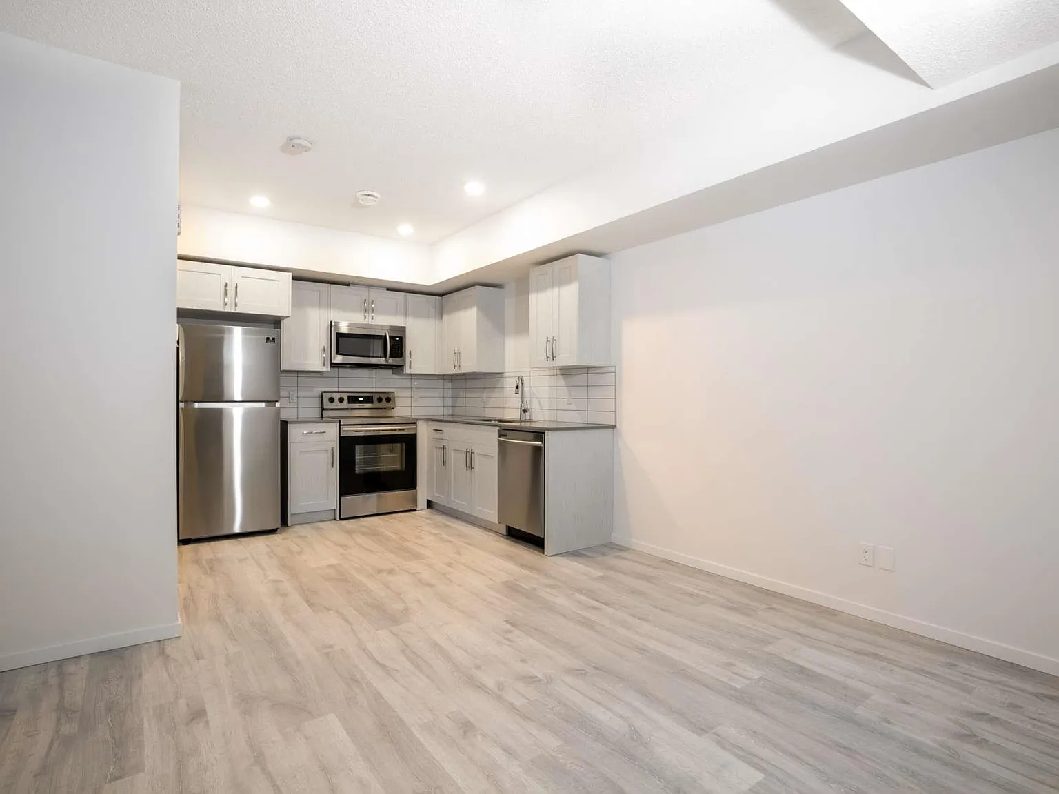 1 bed, 1.0 bath, 650 sqft, $999 — Photo 3