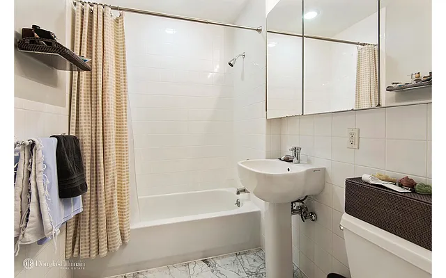 Rented by Douglas Elliman | media 19