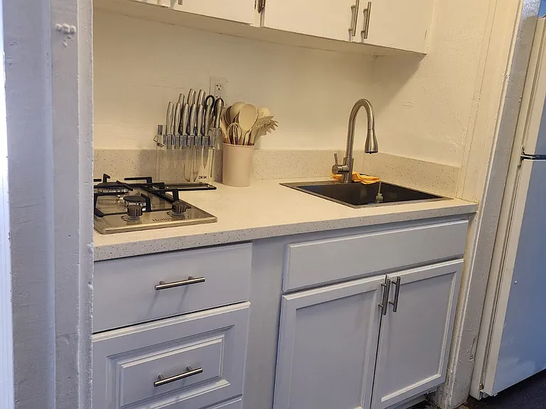 421 W 8th St #C — Photo 16