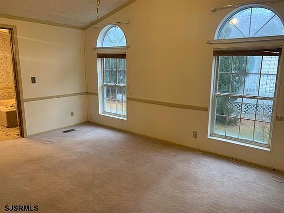 3rd image of 11 Oaks Dr