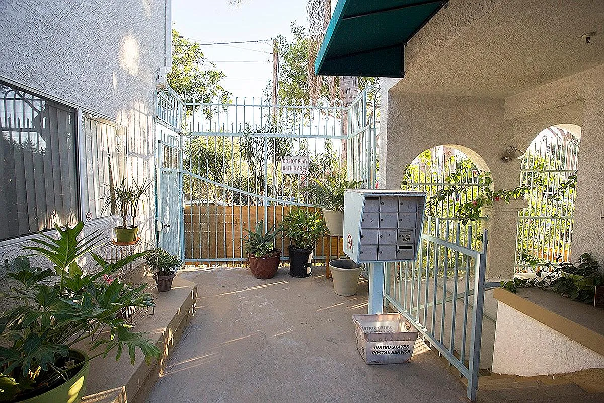 2 bed, 1.5 bath, 1050 sqft, $3,100 — Photo 3