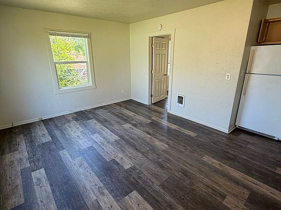 4th image of 560 1/2 W Ash St